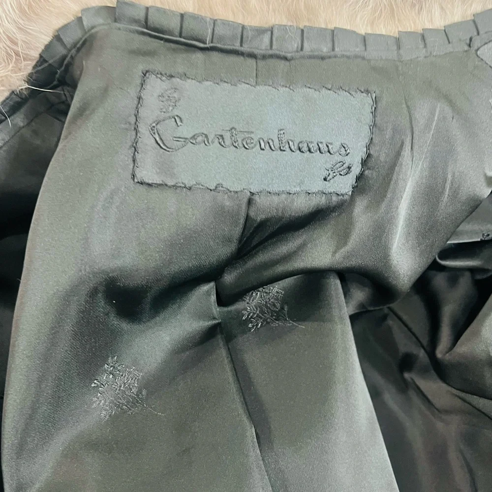 Chic Black Cape with Luxurious Fur Trim - Picture 4 of 4
